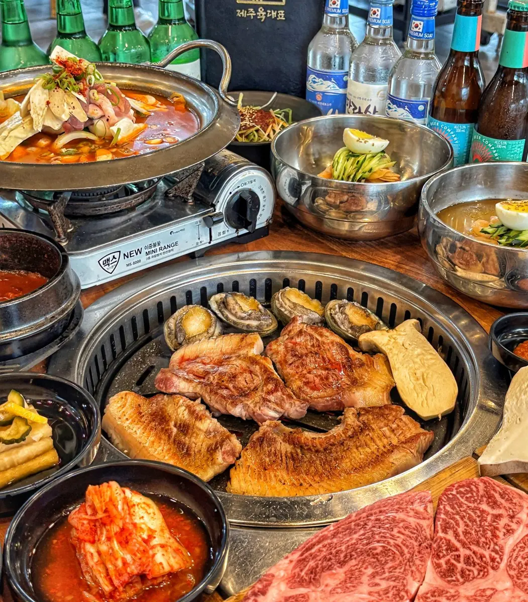 흑돼지와 전복, 김치찌개가 차려진 제주육대표 한상