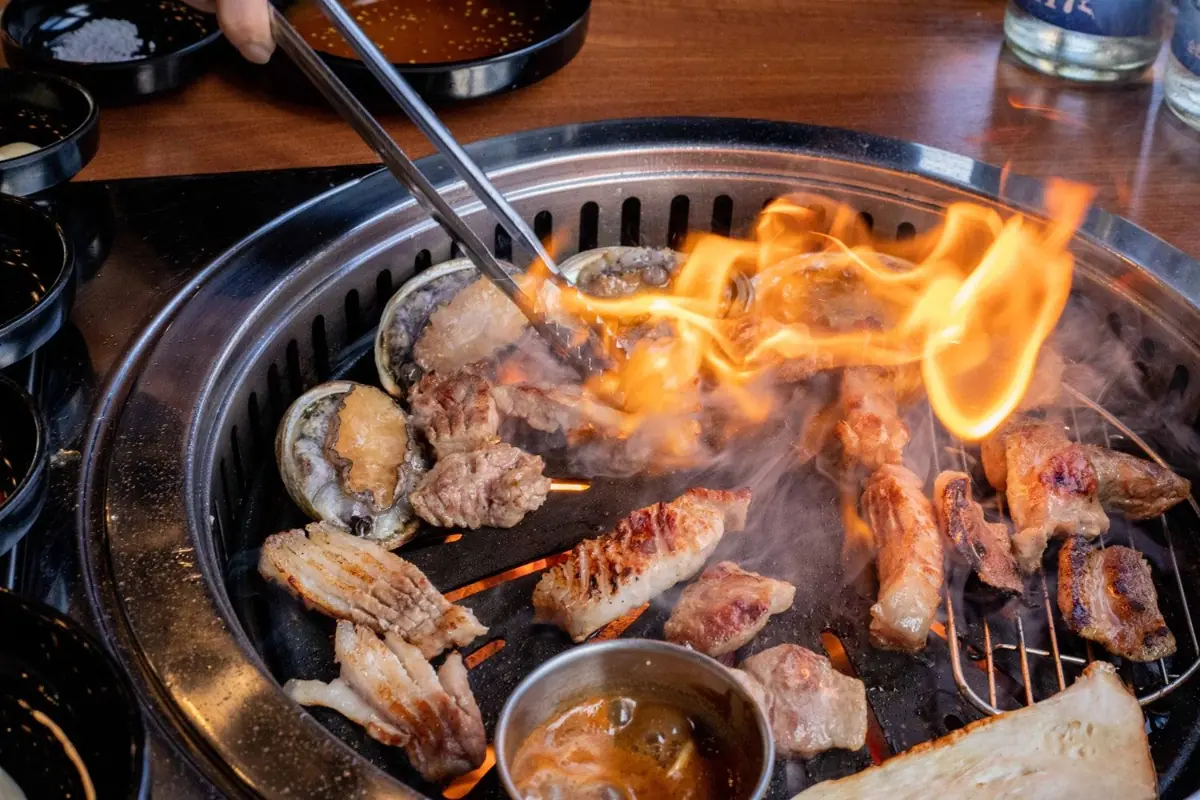 제주육대표 숯불 위에서 구워지는 숙성 흑돼지와 전복
